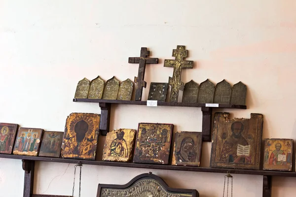 역사 박물관의 오래된 종교 슬라브어 아이콘 — 스톡 사진