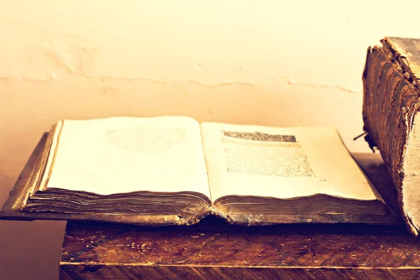 Vieux livres religieux slaves avec des textes anciens dans le musée historique — Photo