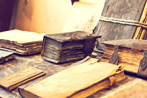 Livros eslavos religiosos antigos com textos antigos em museu histórico — Fotografia de Stock