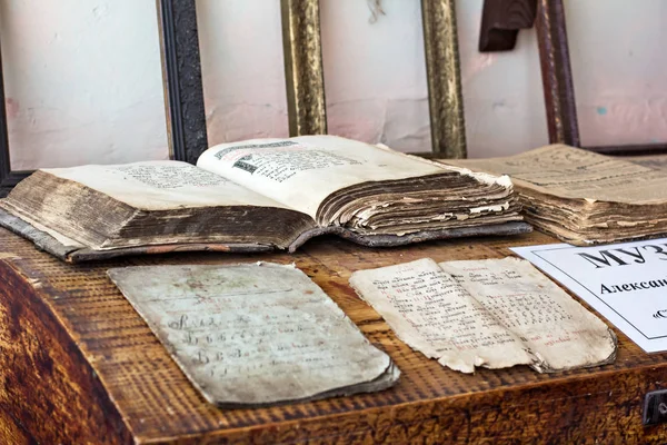 Libros eslavos religiosos antiguos con textos antiguos en el museo histórico — Foto de Stock