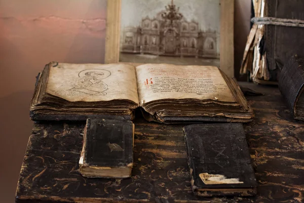 Vieux livres religieux slaves avec des textes anciens dans le musée historique — Photo