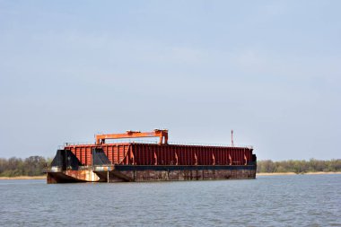 Mavna, nehir üzerinde büyük bir kargo gemisi.