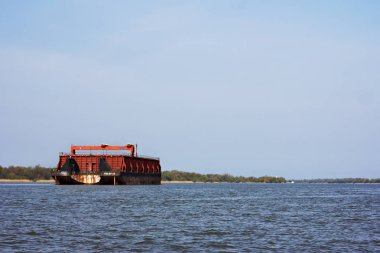 Mavna, nehir üzerinde büyük bir kargo gemisi.