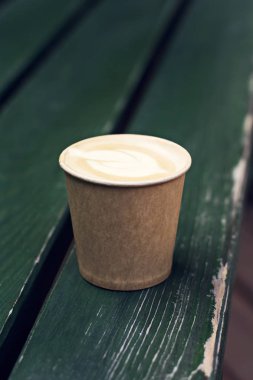 Ahşap eski masada kağıt fincan Cappuccino kahve