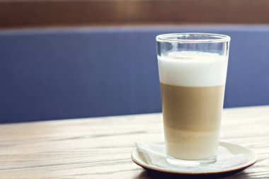 Yaz kafenin terasında masada latte cam