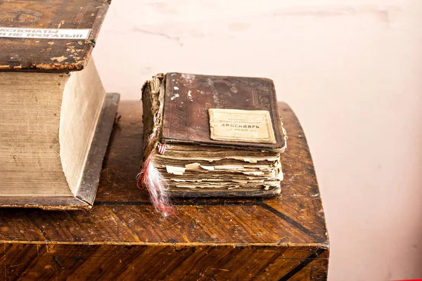 Oude religieuze Slavische boeken met oude teksten in historisch museum — Stockfoto