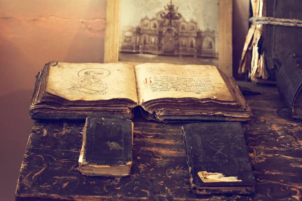 Libros eslavos religiosos antiguos con textos antiguos en el museo histórico Fotos de stock