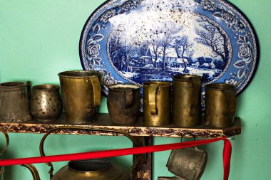 Metal harçlar ve metal gereçleri koleksiyonu.