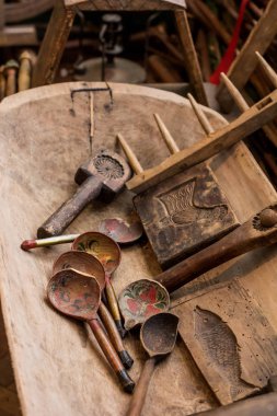 Eski eşyaların ve fotoğrafların koleksiyonu.