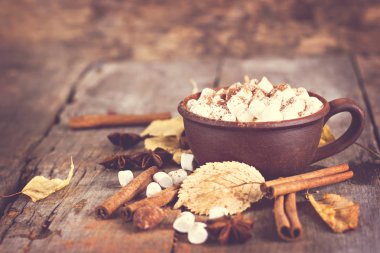 Kahve, marshmallow ve sonbahar ile kakao.