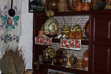 Müzede kil çömlek koleksiyonu