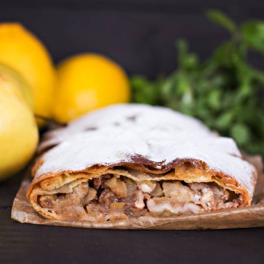 Elma ve limon ile Strudel.