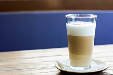 Yaz kafenin terasında masada latte cam