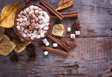 Kahve, marshmallow ve sonbahar ile kakao.