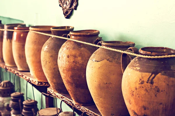 Colección de macetas de barro en el Museo — Foto de Stock