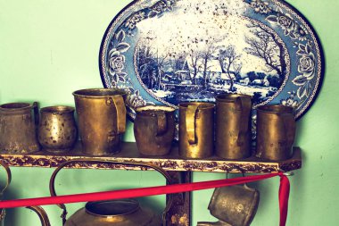 Metal harçlar ve metal gereçleri koleksiyonu.