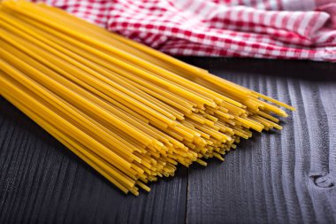 makarna, spagetti eski ahşap masa. Makarna karışımı. ham ev yapımı makarna çeşitleri, makarna, spagetti ve fettuccine portresi kapatın.