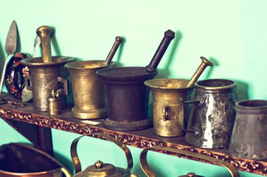 Metal harçlar ve metal gereçleri koleksiyonu.