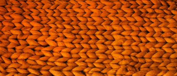 Design de camisola de inverno. Cinza tricô fundo textura lã. textura de tecido de malha. Camisola de malha com um padrão de alívio. Tranças em tricô — Fotografia de Stock