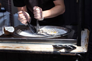 dondurma tavada kızarmış dondurma rulo