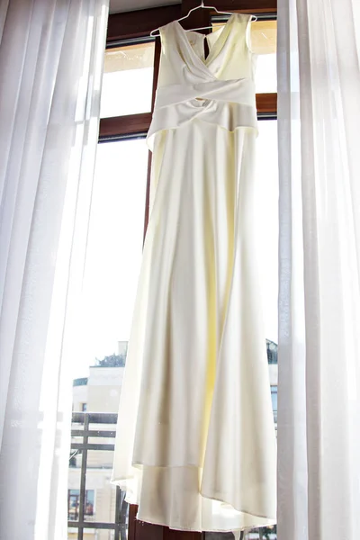 Vestido de novia colgando en la ventana. —  Fotos de Stock
