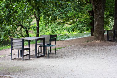 Litvanya 'nın başkenti Vilnius' taki Bernardinu sodası. Parktaki masa ve sandalyeler.