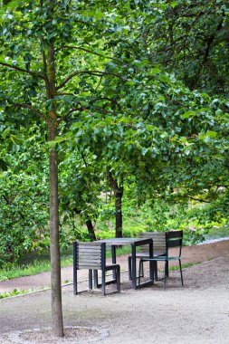 Litvanya 'nın başkenti Vilnius' taki Bernardinu sodası. Parktaki masa ve sandalyeler.