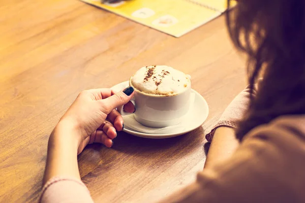 Eine Tasse Kaffee Einem Café Und Die Hände Eines Mädchen — Stockfoto