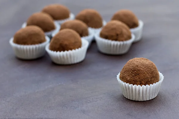 Hausgemachte Pralinen, Trüffelbonbons. Hausgemachte süße Schokoladentrüffel. — Stockfoto