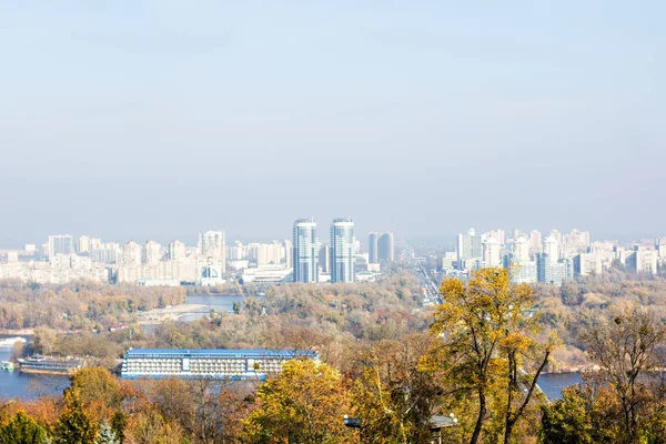 Widok na jesienne miasto Kijów — Zdjęcie stockowe