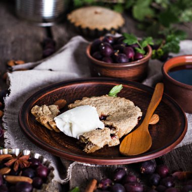 Çilekli turta. Frenk üzümlü turta, bektaşi üzümü. Kırsal tarzda rahat ev yapımı kek..