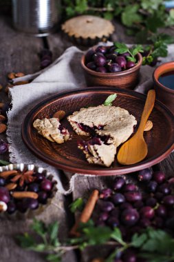 Çilekli turta. Frenk üzümlü turta, bektaşi üzümü. Kırsal tarzda rahat ev yapımı kek..