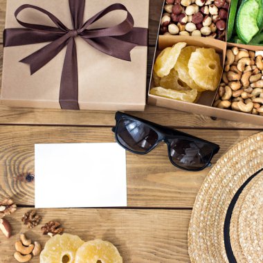 Bir kutu fındık ve tebrik kartı. metin, hediye ve fındık kartı