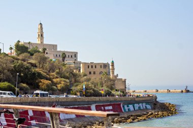 Tel Aviv seti. Tahta kaldırım bölgesi. Güverteden deniz manzarası. İsrail, Tel Aviv. İsrail 'in Tel Aviv kentindeki eski Jaffa kasabası üzerinde Akdeniz manzarası.