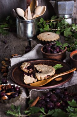 Çilekli turta. Bektaşi üzümlü turta. Kırsal tarzda. Sıcak ev yapımı kek..