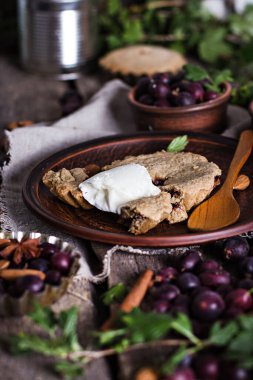 Çilekli turta. Bektaşi üzümlü turta. Kırsal tarzda. Sıcak ev yapımı kek..