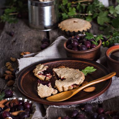 Frenk üzümlü turta, bektaşi üzümü. Kırsal biçim. 