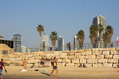 Tel Aviv seti. Tahta kaldırım bölgesi. Güverteden deniz manzarası. İsrail, Tel Aviv.