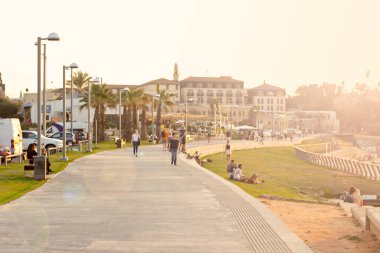 Tel Aviv seti. Tahta kaldırım bölgesi. Güverteden deniz manzarası. İsrail, Tel Aviv. İsrail 'in Tel Aviv kentindeki eski Jaffa kasabası üzerinde Akdeniz manzarası.