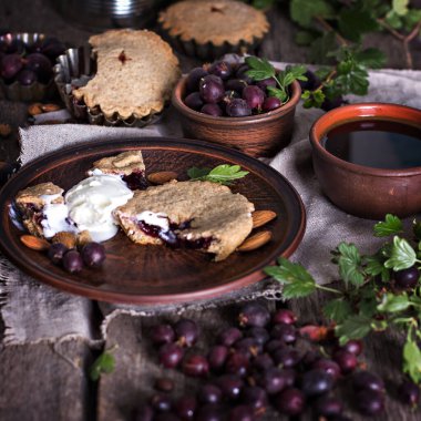 Çilekli turta. Bektaşi üzümlü turta. Kırsal tarzda. Sıcak ev yapımı kek..