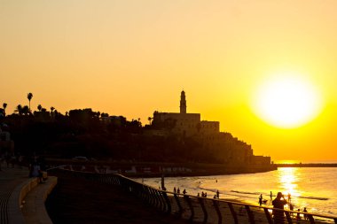 Tel Aviv seti. Gün batımı. Tahta kaldırım bölgesi. Güverteden deniz manzarası. İsrail, Tel Aviv. İsrail 'in Tel Aviv kentindeki eski Jaffa kasabası üzerinde Akdeniz manzarası.