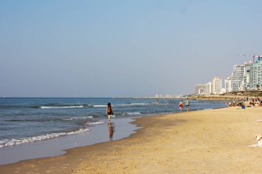 Tel Aviv seti. Tahta kaldırım bölgesi. Güverteden deniz manzarası. İsrail, Tel Aviv. İsrail 'in Tel Aviv kentindeki eski Jaffa kasabası üzerinde Akdeniz manzarası.