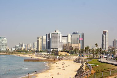 Tel Aviv seti. Tahta kaldırım bölgesi. Güverteden deniz manzarası. İsrail, Tel Aviv. İsrail 'in Tel Aviv kentindeki eski Jaffa kasabası üzerinde Akdeniz manzarası.