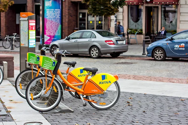 立陶宛维尔纽斯 2019年7月24日 城市自行车租赁 作为鼓励 踏板动力 的新计划的一部分 一排自行车停放出租 — 图库照片