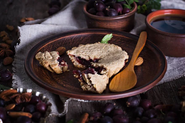 Çilekli turta. Frenk üzümlü turta, bektaşi üzümü. Kırsal tarzda. Sıcak ev yapımı kek..