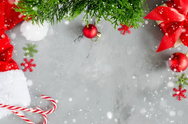 Weihnachtlicher Hintergrund Weihnachtsmannmütze Rote Weihnachtsgeschenkschachtel Tasse Heißen Tee Tannenzweig Und — Stockfoto