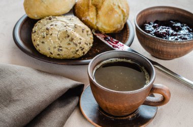 Kahve americano, taze ekmeği ve reçel. Basit kahvaltı sabah. Rustik tarzı.