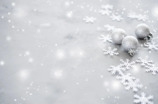 银色圣诞背景 卷曲的丝带与装饰球和雪花 圣诞装饰品 复制空间 雪效果 — 图库照片