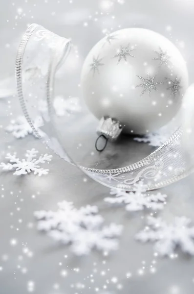银色圣诞背景 卷曲的丝带与装饰球和雪花 圣诞装饰品 复制空间 雪效果 — 图库照片