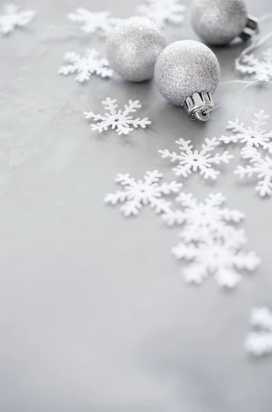 Silber Weihnachten Hintergrund Lockenband Mit Dekorativen Kugeln Und Schneeflocken Weihnachtsdekoration — Stockfoto